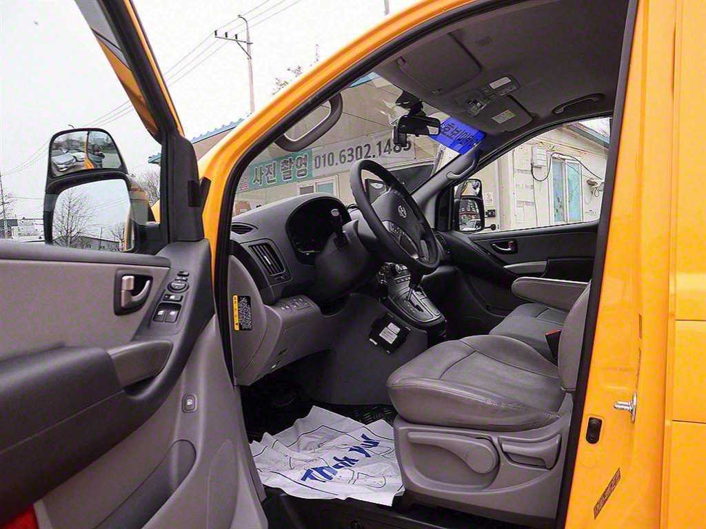 HYUNDAI Starex - Vista 6