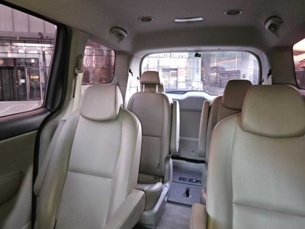 KIA Carnival - Vista 9