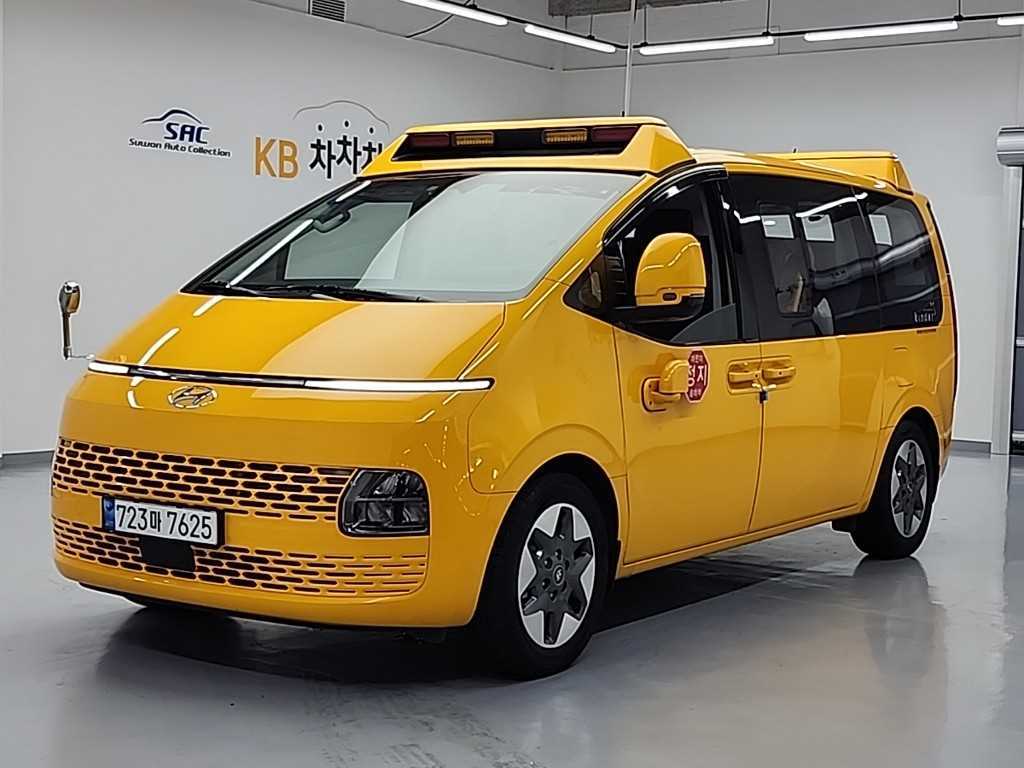 HYUNDAI Staria