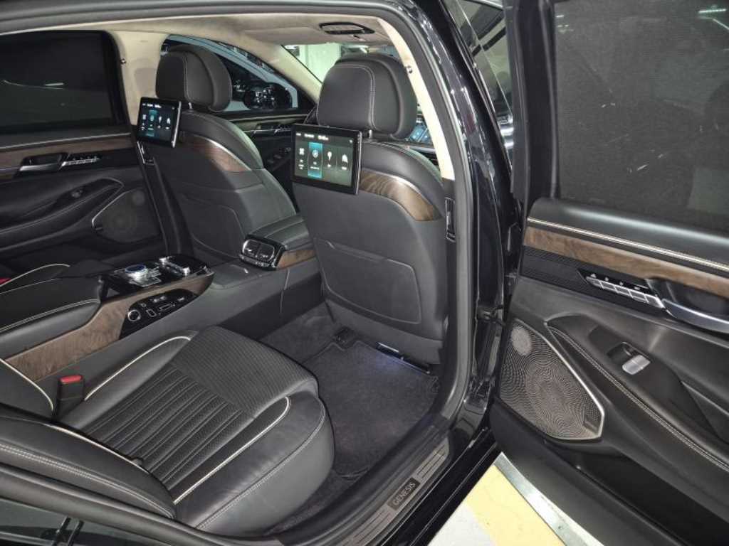 Genesis G90 - Vista 12