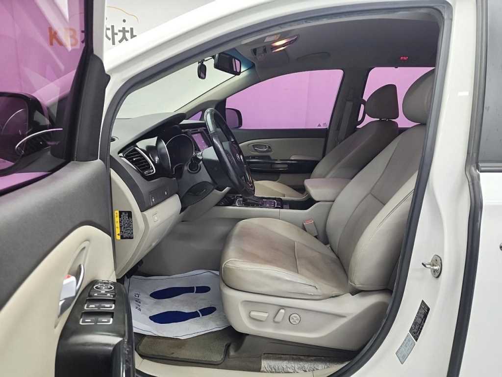 KIA Carnival - Vista 11