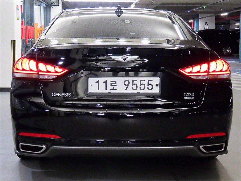 HYUNDAI Genesis - Vista 5