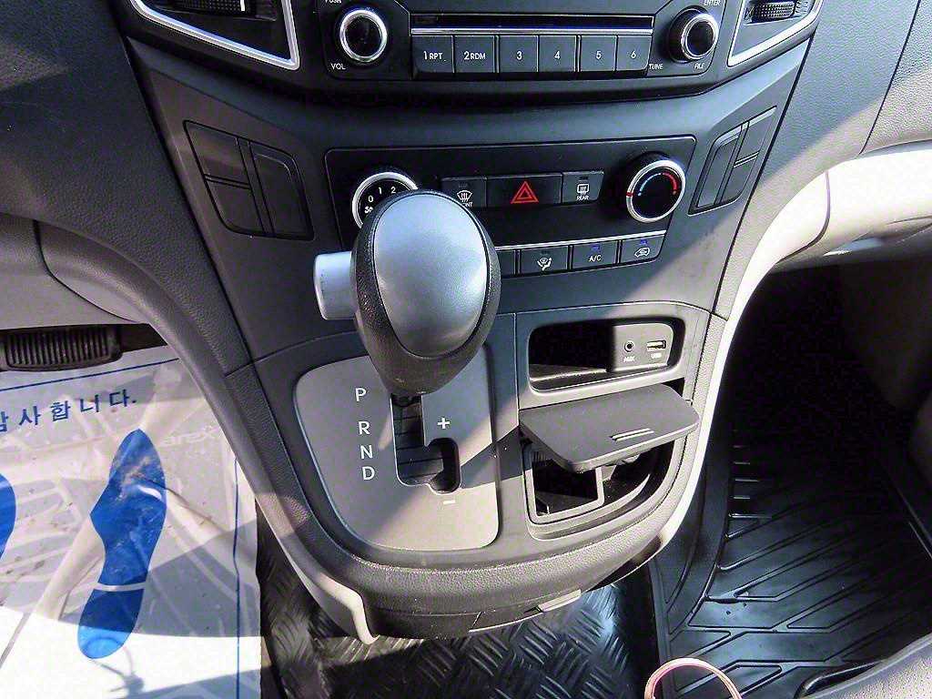 HYUNDAI Starex - Vista 10