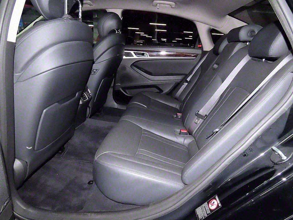 HYUNDAI Genesis - Vista 7