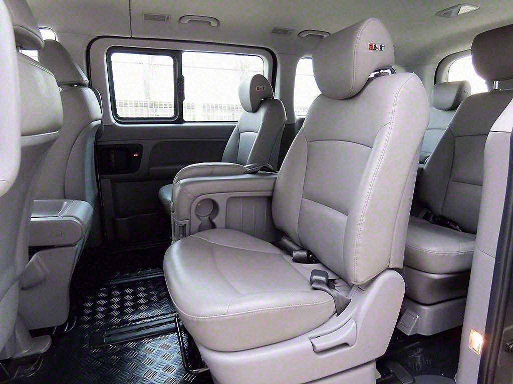 HYUNDAI Starex - Vista 6