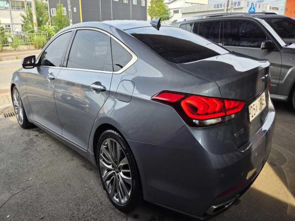 HYUNDAI Genesis - Vista 5