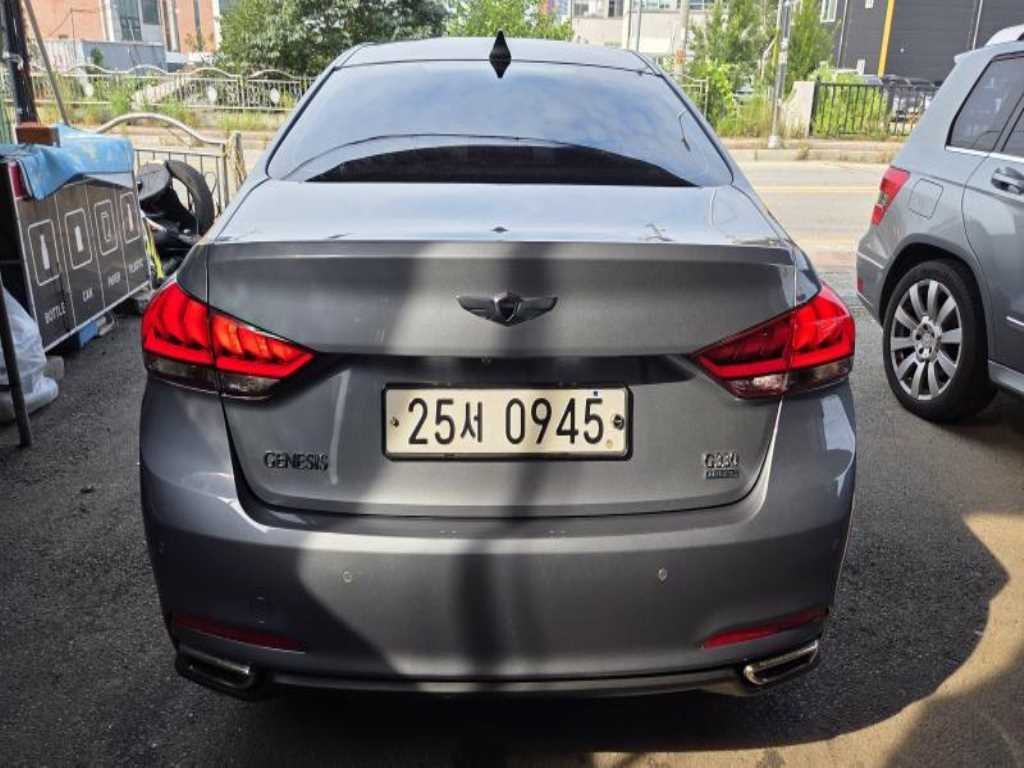 HYUNDAI Genesis - Vista 4