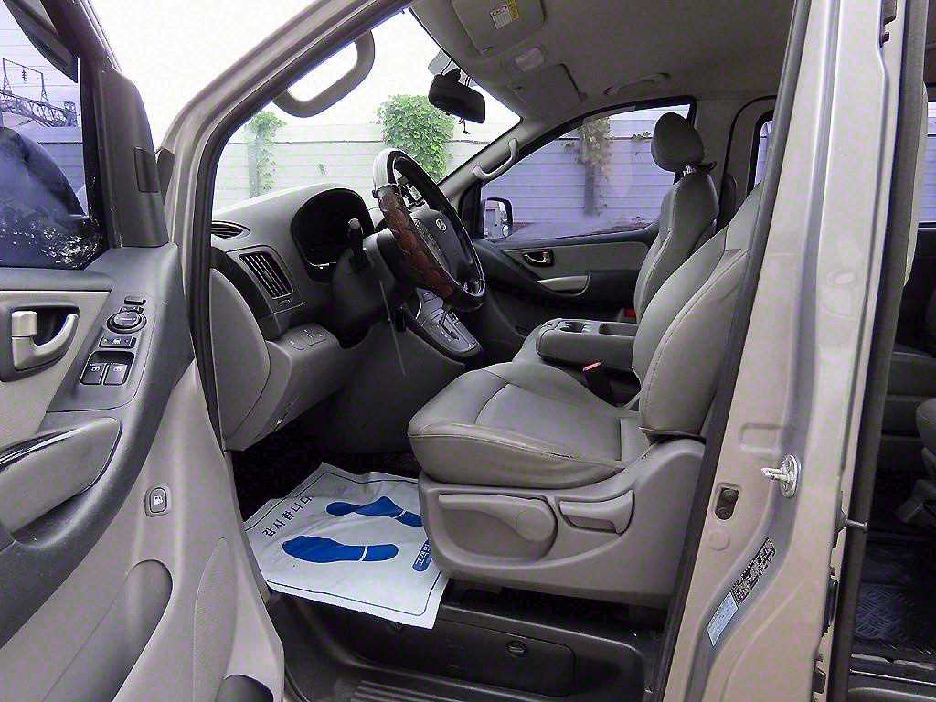 HYUNDAI Starex - Vista 5