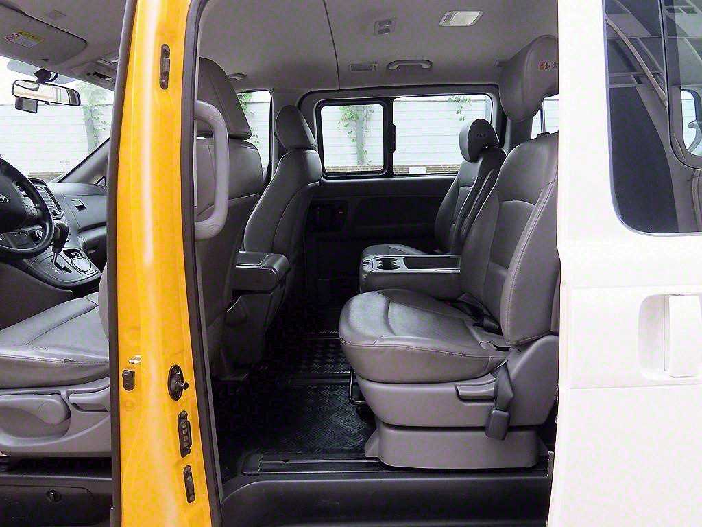 HYUNDAI Starex - Vista 6