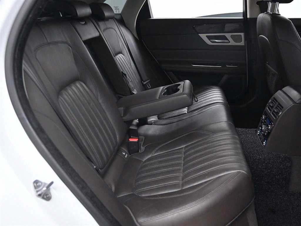 Jaguar XF - Vista 12