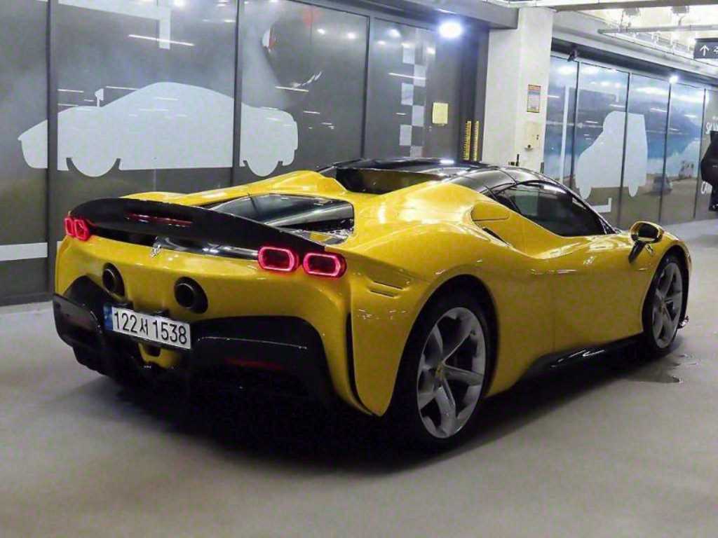 Ferrari SF90 - Vista 9