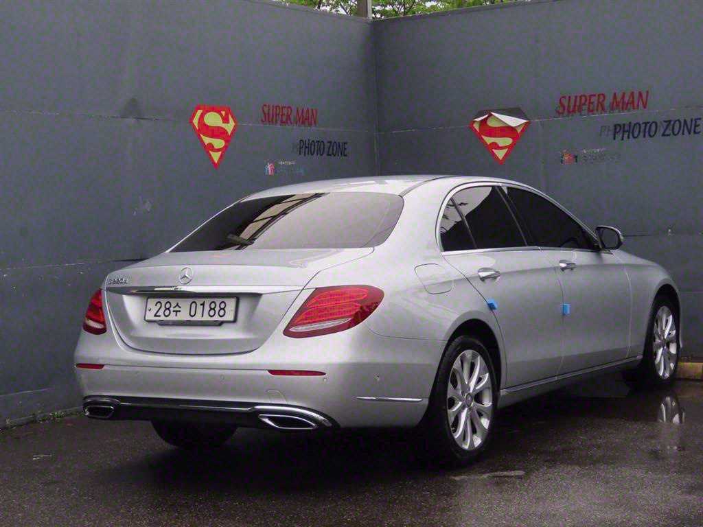 Mercedes Benz E class - Vista 4