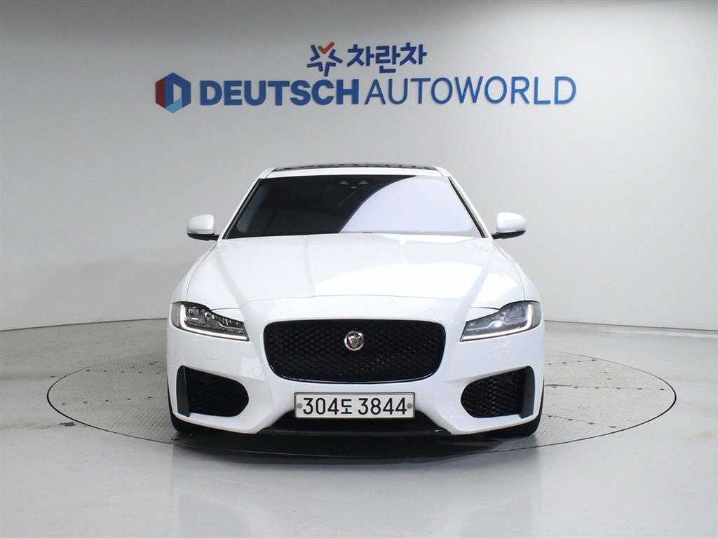 Jaguar XF - Vista 4