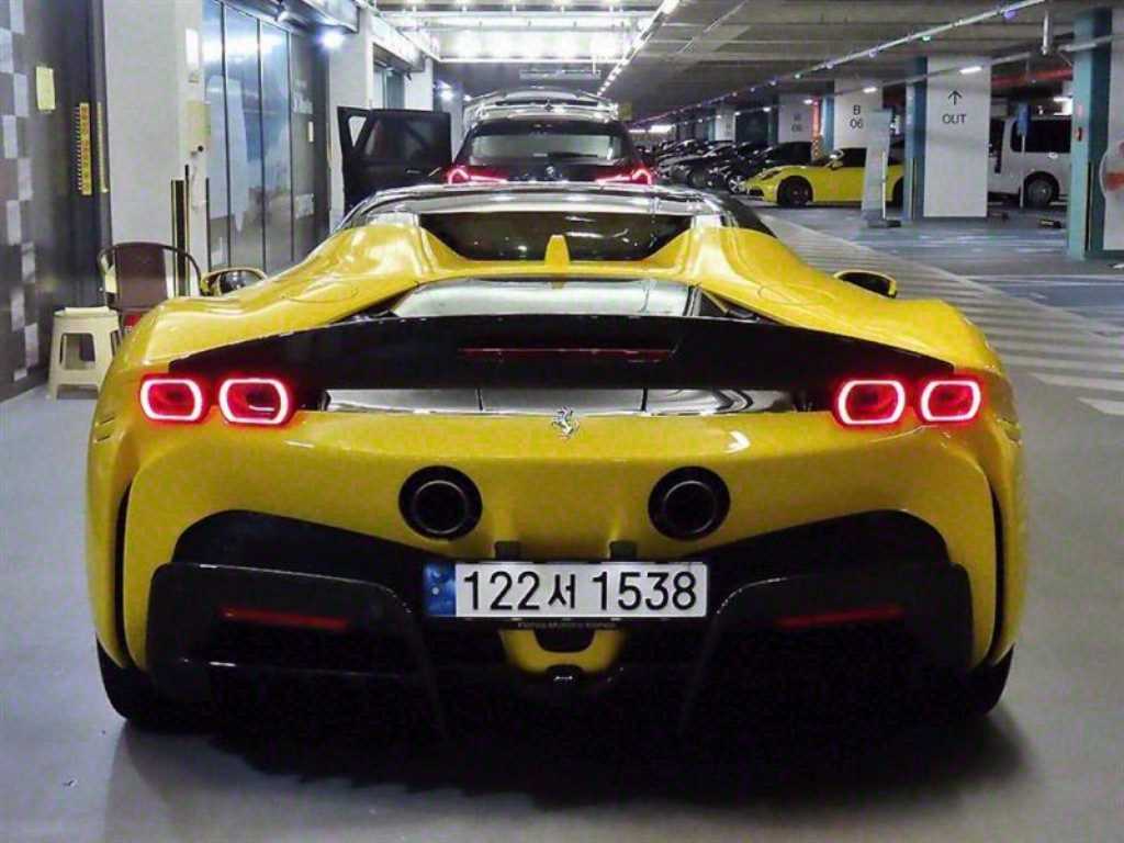 Ferrari SF90 - Vista 10