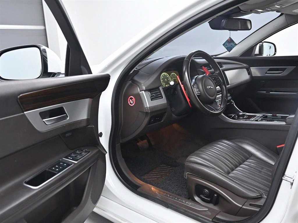 Jaguar XF - Vista 11