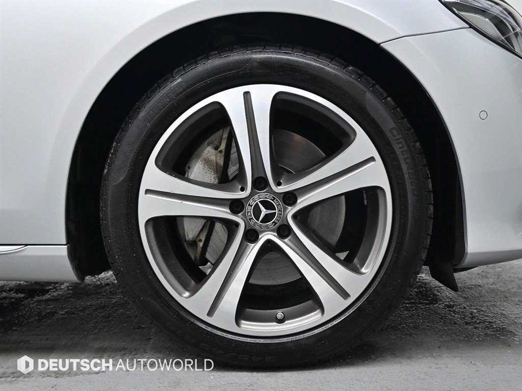 Mercedes Benz E class - Vista 5