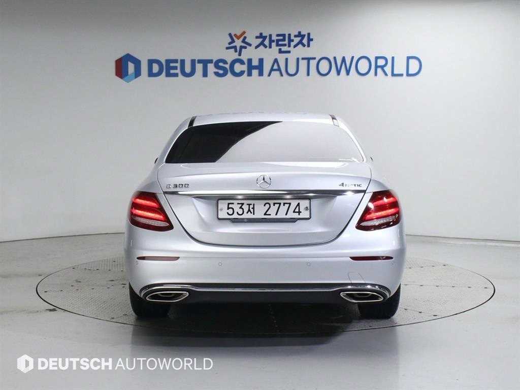 Mercedes Benz E class - Vista 4