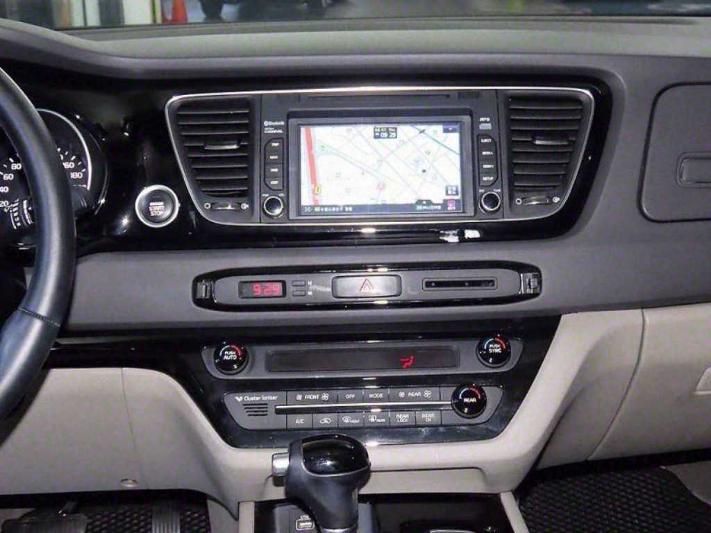 KIA Carnival - Vista 12
