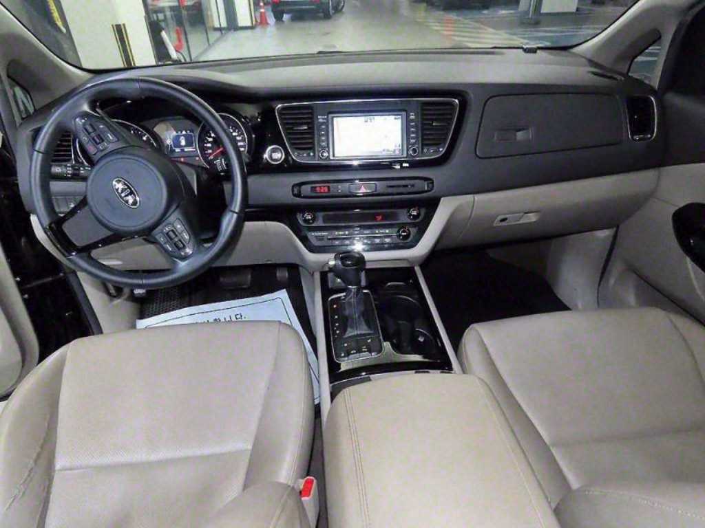 KIA Carnival - Vista 11