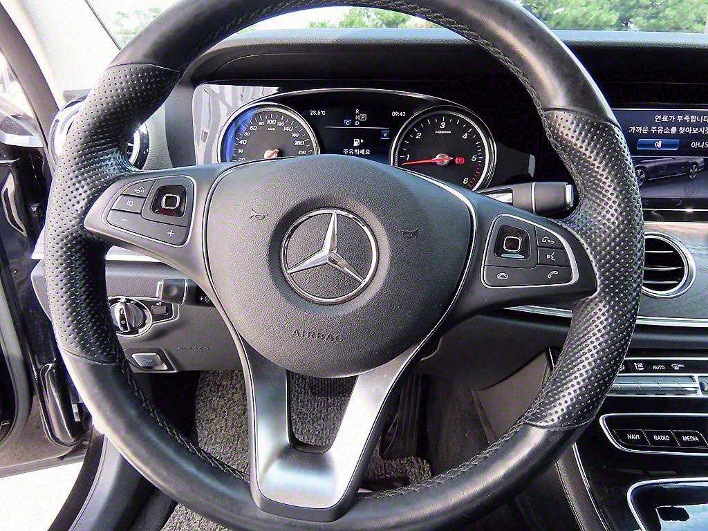 Mercedes Benz E class - Vista 8