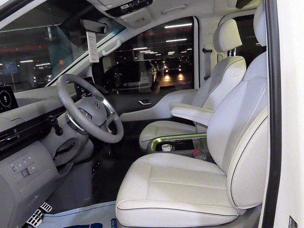 HYUNDAI Staria - Vista 6