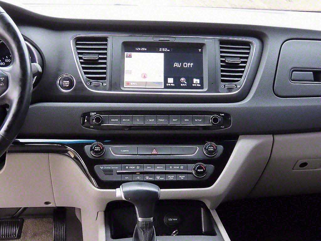 KIA Carnival - Vista 11