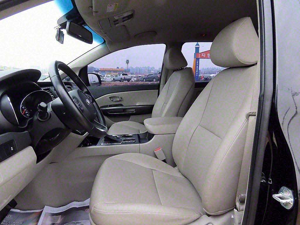 KIA Carnival - Vista 5