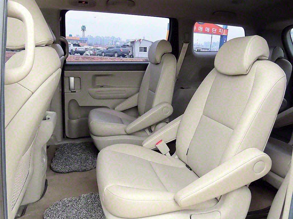 KIA Carnival - Vista 6