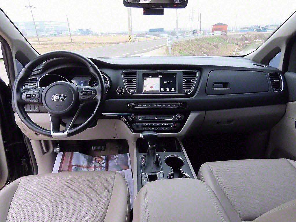 KIA Carnival - Vista 10