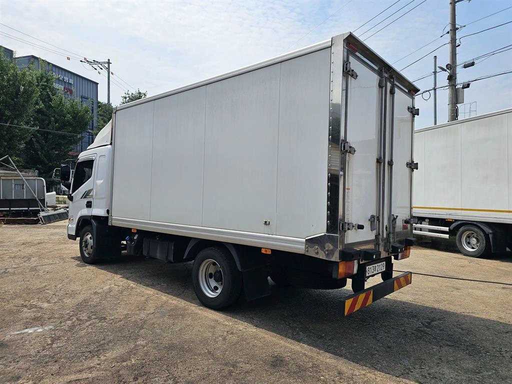 medium and large cargo truck - Vista 7