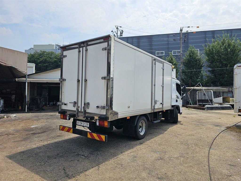 medium and large cargo truck - Vista 4