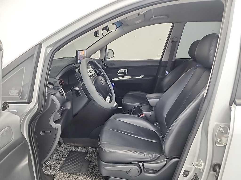 KIA Carens - Vista 11