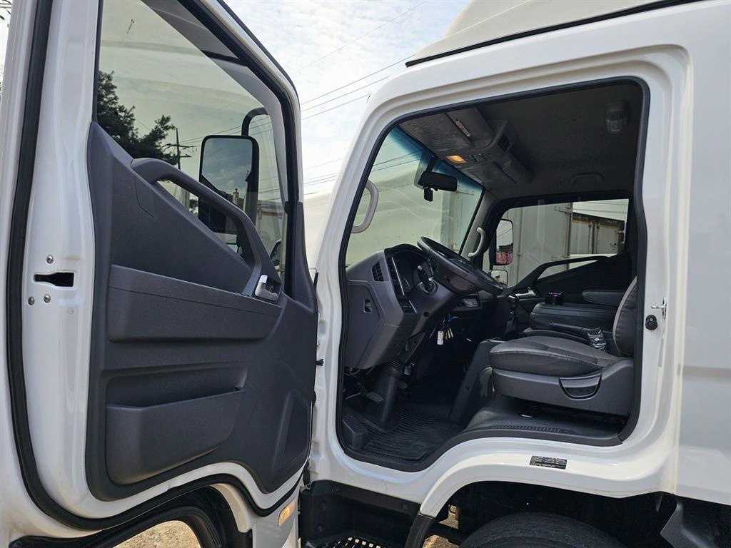 medium and large cargo truck - Vista 9