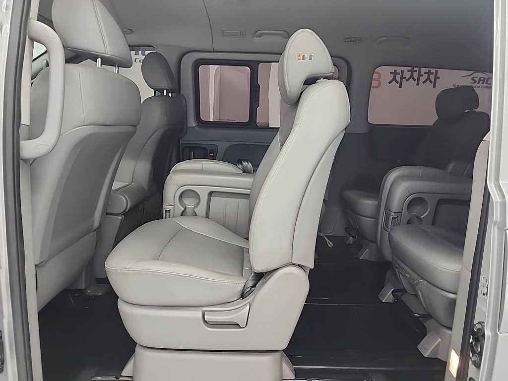 HYUNDAI Starex - Vista 12