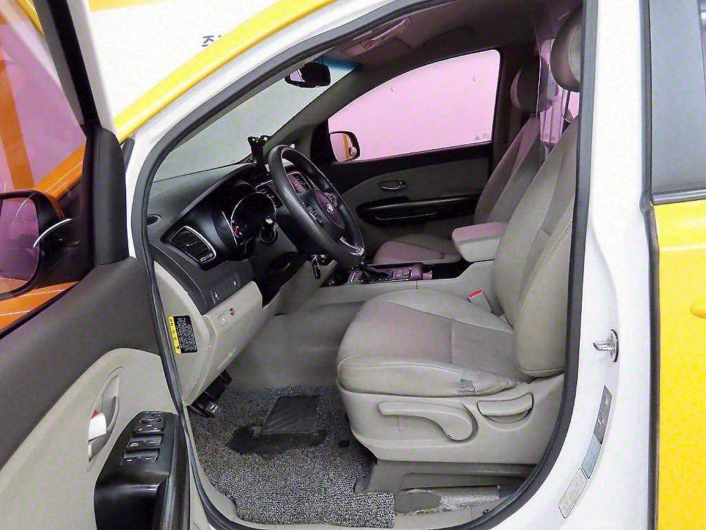 KIA Carnival - Vista 5