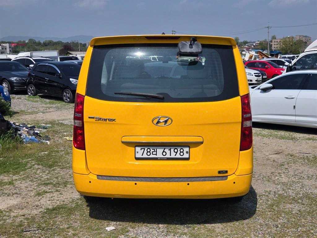 HYUNDAI Starex - Vista 5