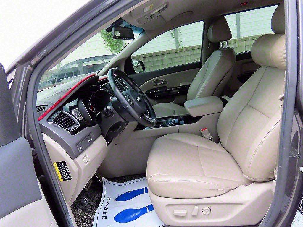 KIA Carnival - Vista 5