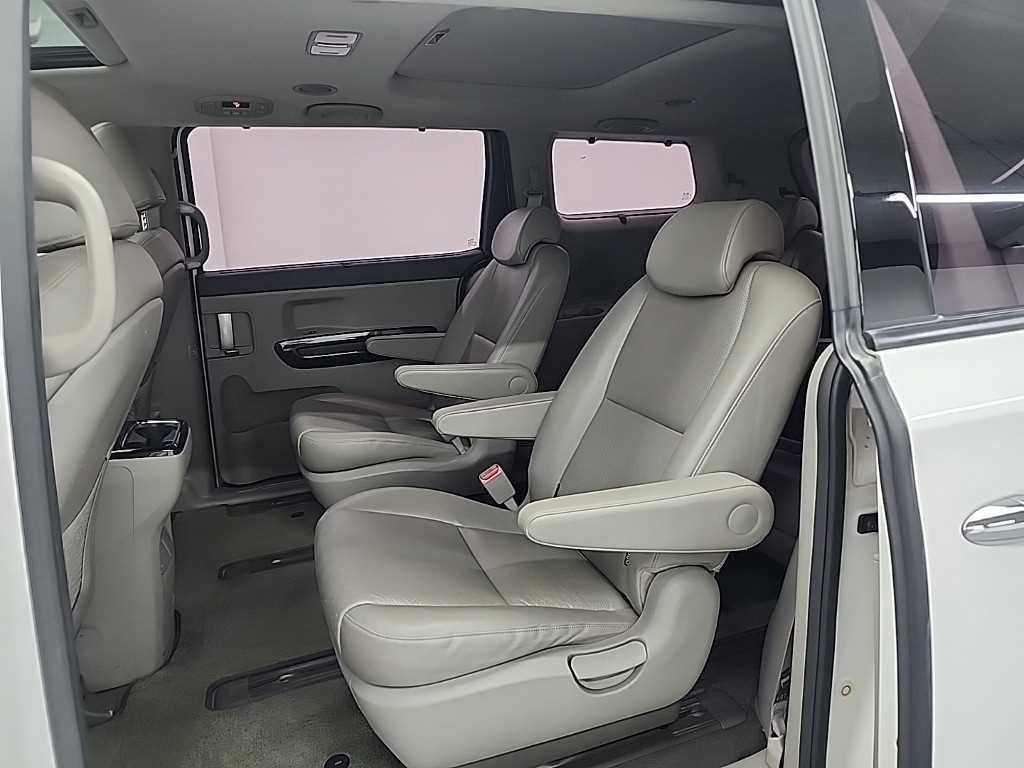 KIA Carnival - Vista 12