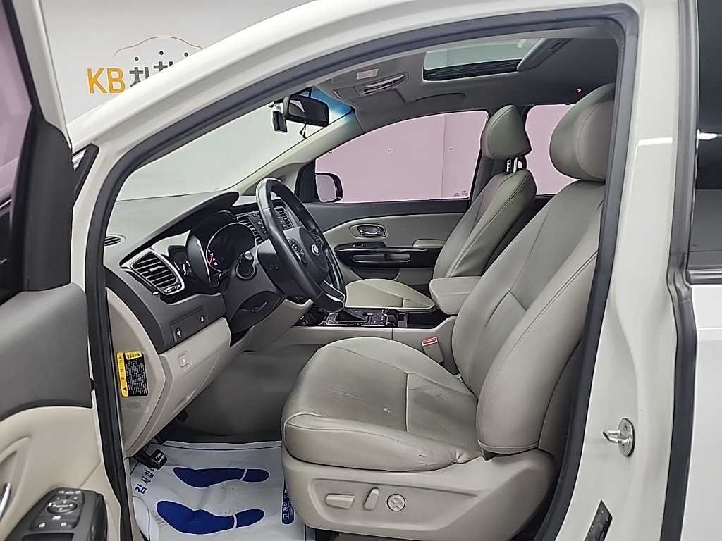 KIA Carnival - Vista 11