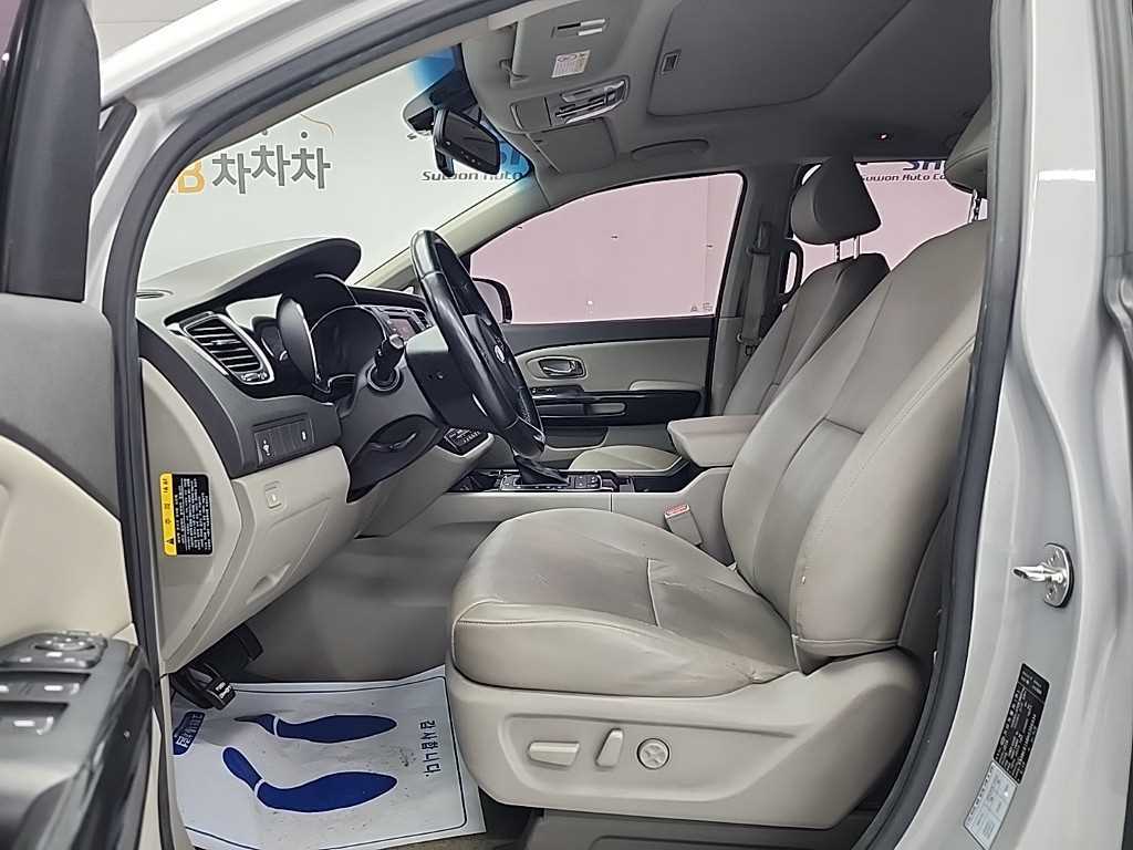 KIA Carnival - Vista 11