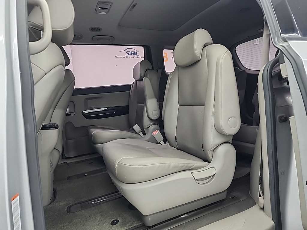 KIA Carnival - Vista 12