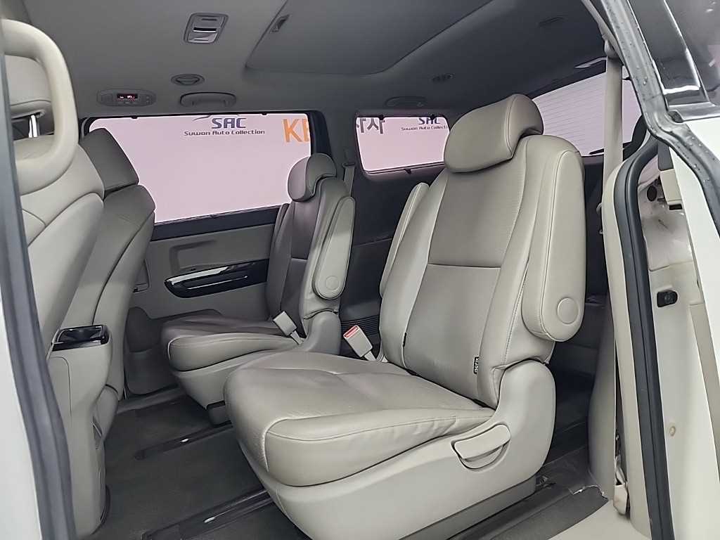 KIA Carnival - Vista 12