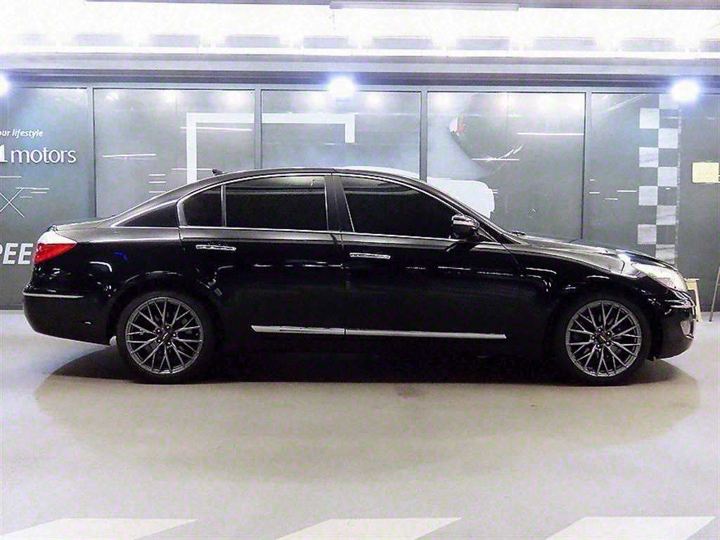 HYUNDAI Genesis - Vista 3