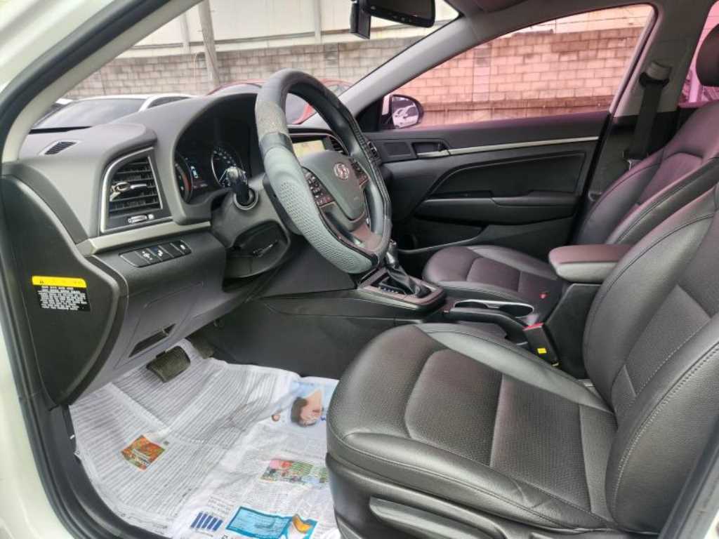 HYUNDAI Avante - Vista 7