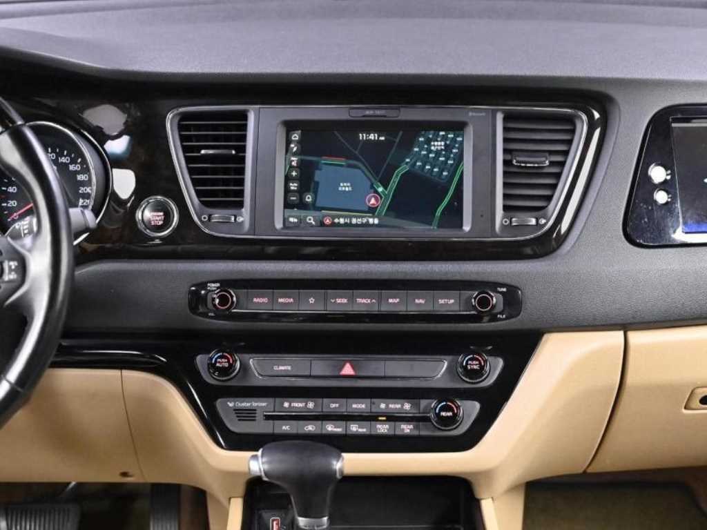 KIA Carnival - Vista 12