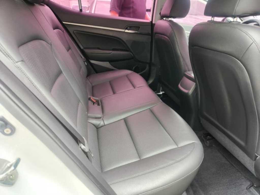 HYUNDAI Avante - Vista 10