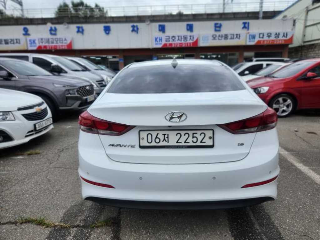 HYUNDAI Avante - Vista 5