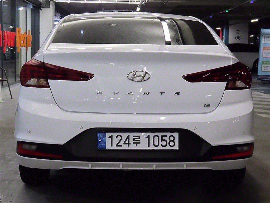 HYUNDAI Avante - Vista 5