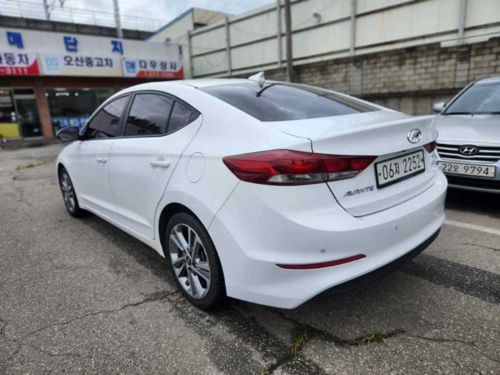 HYUNDAI Avante - Vista 6