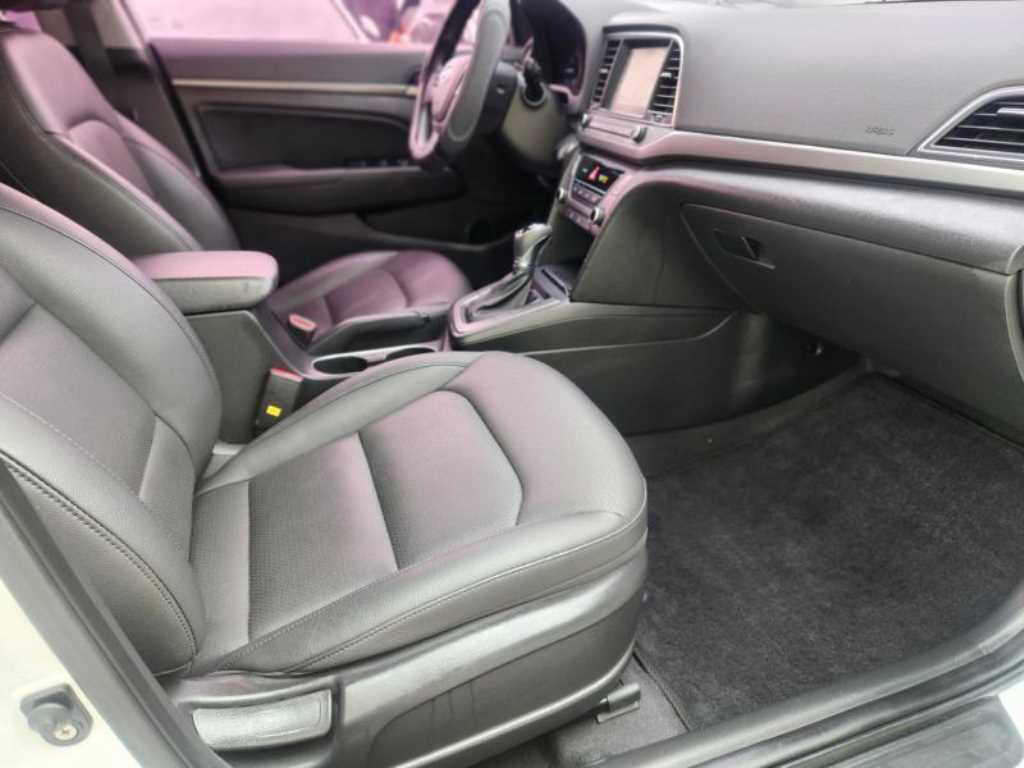 HYUNDAI Avante - Vista 9